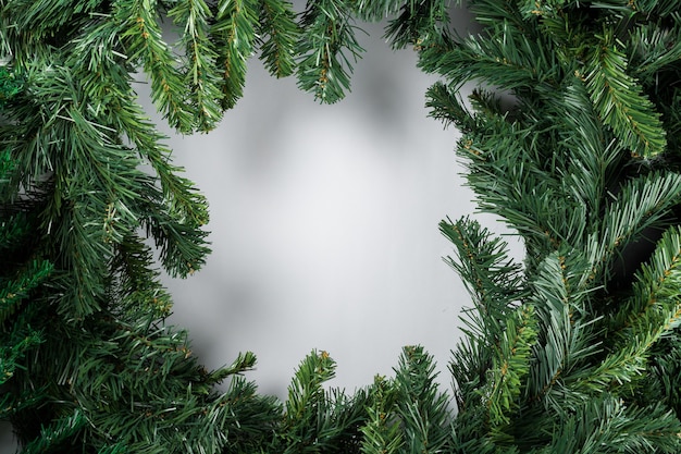 Kerst-nieuwe jaar samenstelling op witte achtergrond. Spar takken, kerstversiering. Plat leggen, bovenaanzicht, kopie ruimte.