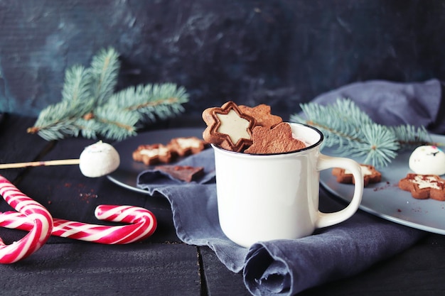 Kerst nieuwjaar een kopje koffie met meringues en marshmallows caramel snoepjes