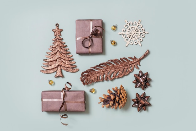 Kerst Nieuwjaar flatlay met geschenken en vakantie decor bovenaanzicht Creatieve moderne lay-out