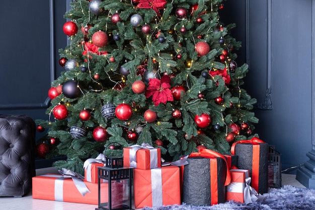 Foto kerst-nieuwjaarsboom met cadeautjes in de kamer