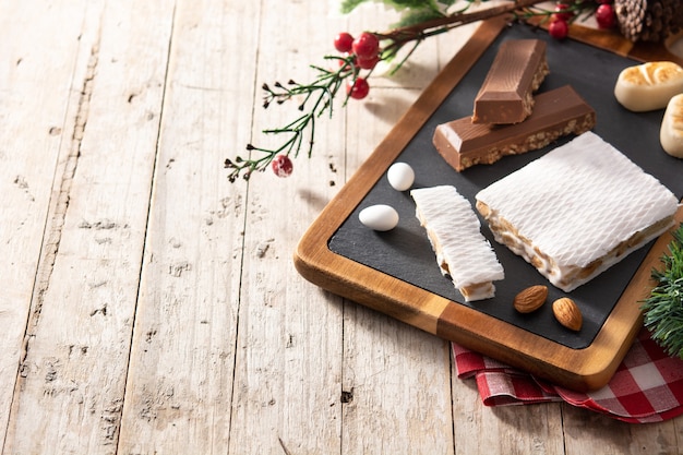 Kerst nougat op houten achtergrond