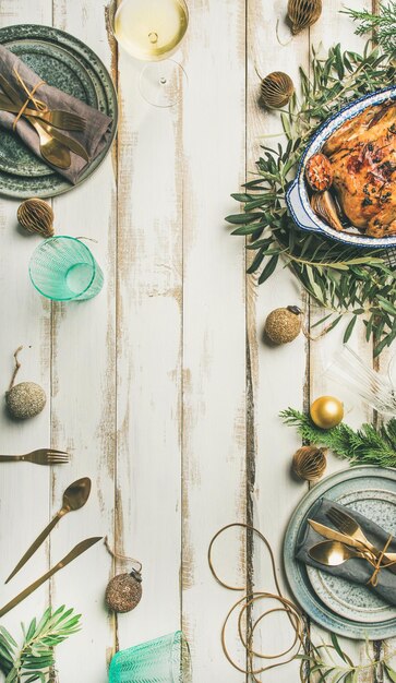 Kerst of Nieuwjaar viering tafel instelling op houten achtergrond