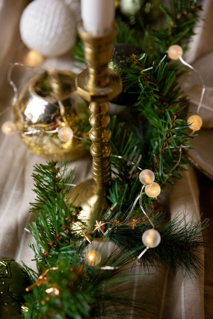 Kerst- of nieuwjaarsdecoratie van feestelijke tafel Kerstslinger op linnen tafelkleed