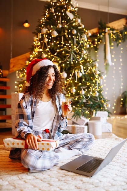 Kerst online vakantie Jonge vrouw gebruikt laptop met videogesprek met familie of vrienden