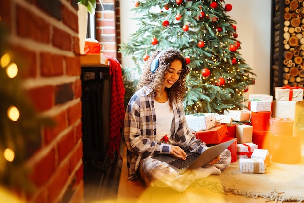 Kerst online vakantie Jonge vrouw gebruikt laptop met videogesprek met familie of vrienden