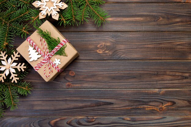 Kerst oppervlakte Kerst cadeau met dennentakken en sneeuwvlok op houten wit oppervlak met kopie ruimte