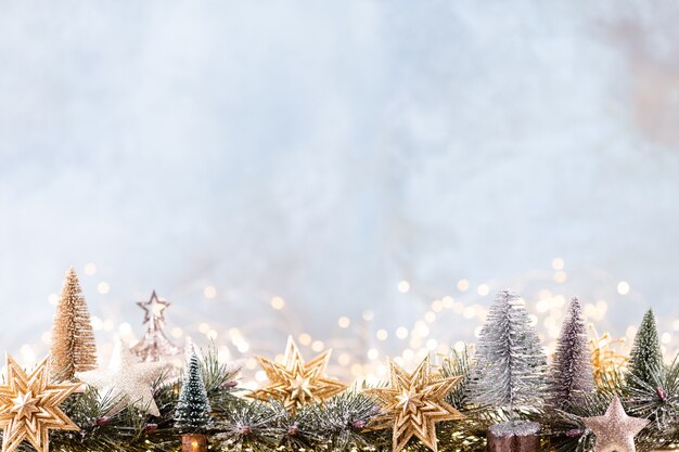 Kerst ornament met string lichten op blauwe achtergrond.