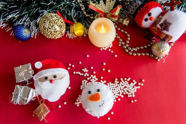 Kerst ornamenten en geschenken op rode achtergrond