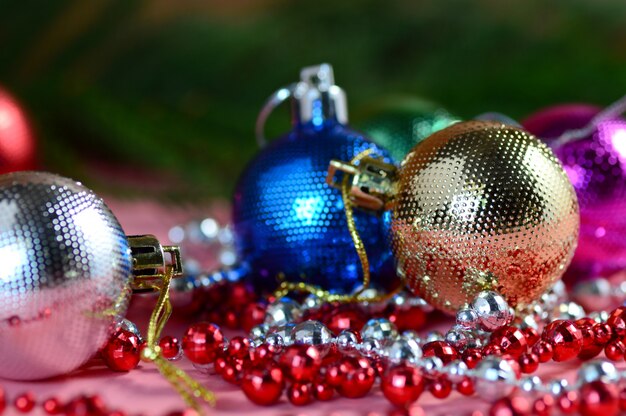 Kerst ornamenten en tak van een dennenboom