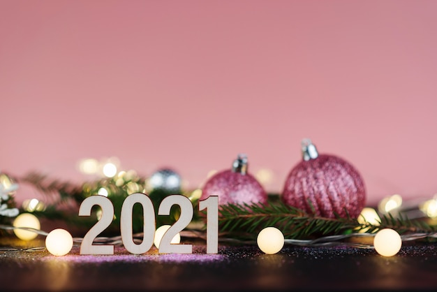 Kerst ornamenten met nieuwe jaarnummers