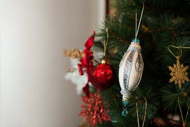 Kerst ornamenten op de boom