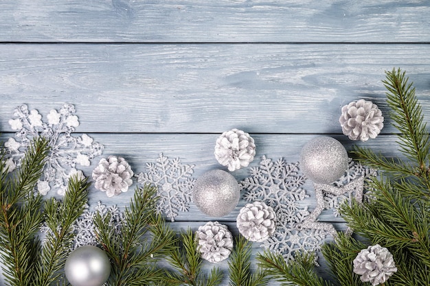 Foto kerst ornamenten op de houten achtergrond. kopieer ruimte voor tekst.