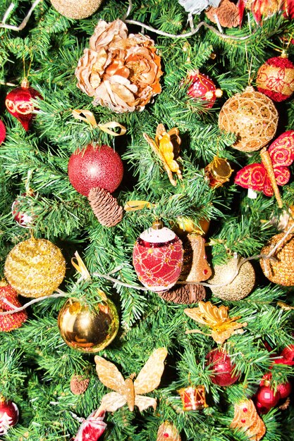 Kerst ornamenten op een boom. Achtergrond of textuur