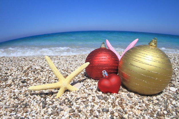 Kerst ornamenten op het strand