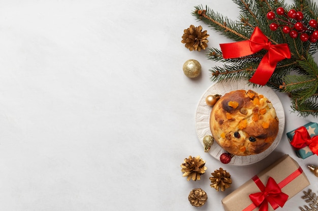 Kerst panettone en presenteert bovenaanzicht