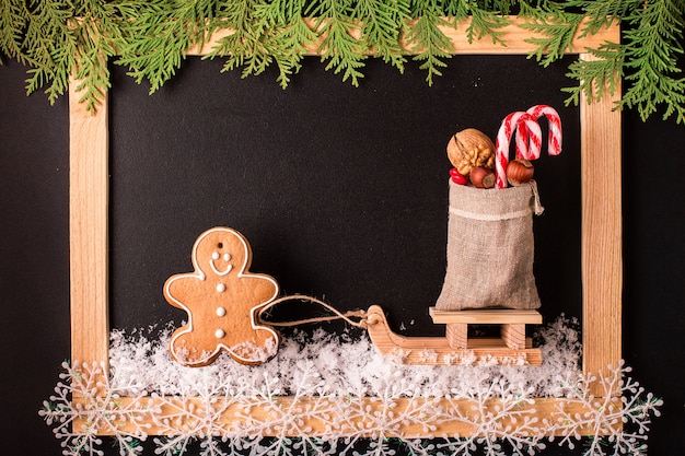 Kerst peperkoek cookies met lege zwarte schoolbord