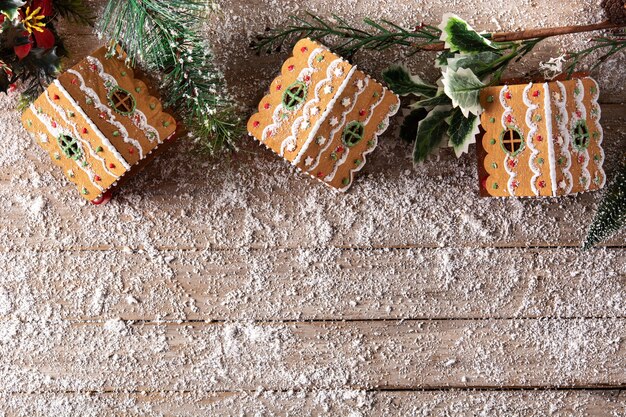 Kerst peperkoek huis op rustieke houten tafel