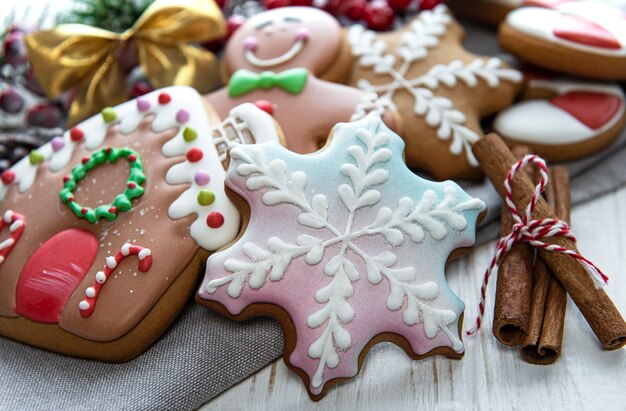 Kerst peperkoek met kerstversiering op witte houten tafel. Kerstvakantie achtergrond