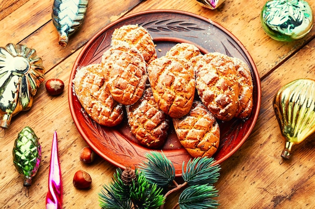 Kerst peperkoek of gebak en kerstboomversieringen voor de wintervakantie. Koekjes