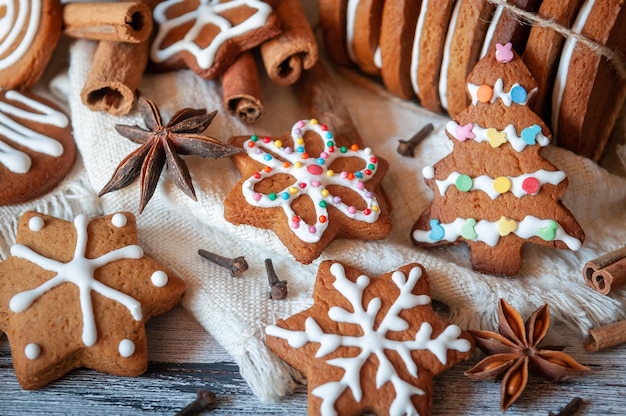 Kerst peperkoek Versierd met witte glazuur in topping Op houten grijze achtergrond In een rustieke stijl Closeup