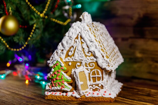 Kerst Peperkoekhuis op een houten tafel