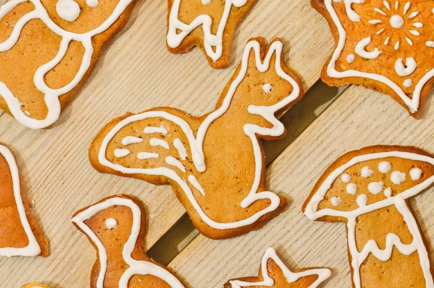 Kerst peperkoekkoekjes versierd glazuur Kerst peperkoekkoekjes op houten tafelblad weergave