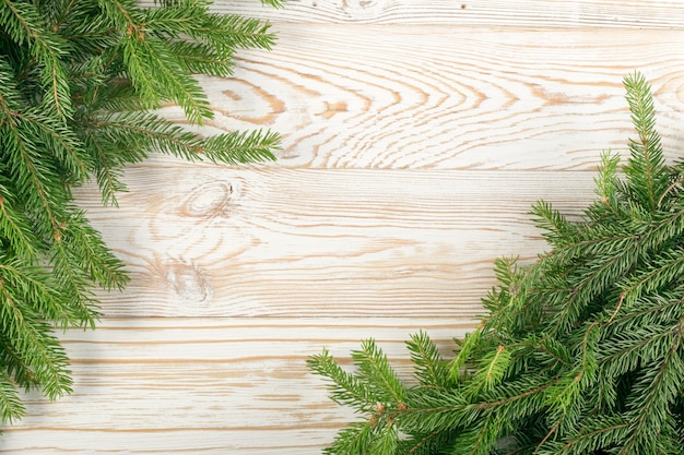 Kerst pijnboomtakken op een houten tafel