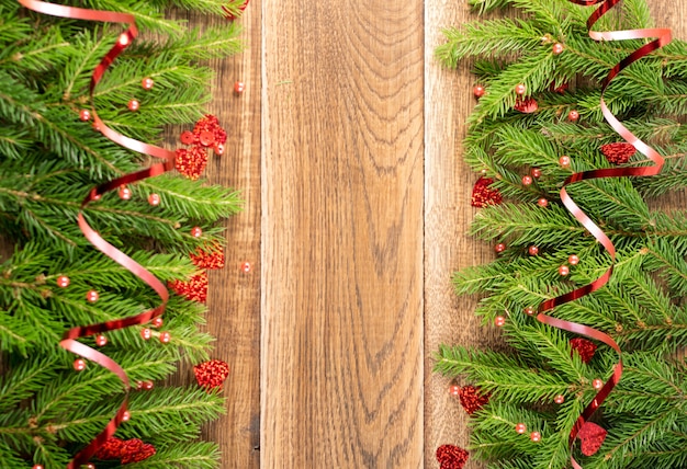 Kerst pijnboomtakken op een houten tafel