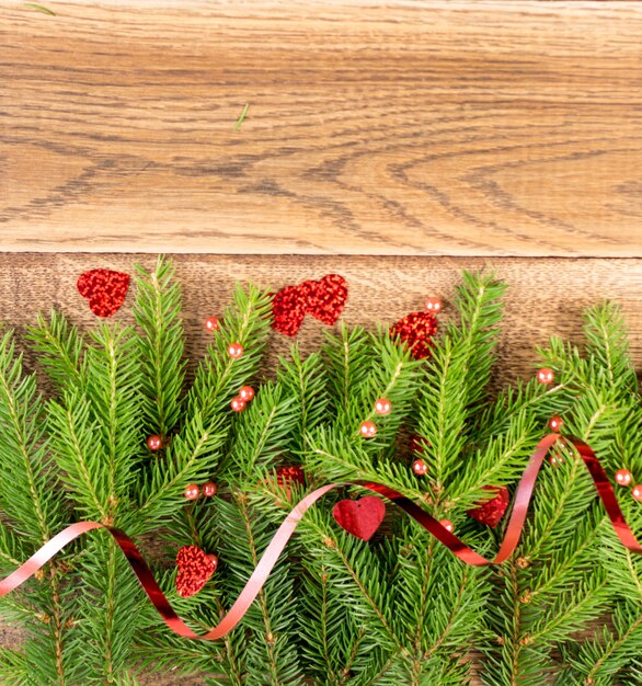 Kerst pijnboomtakken op een houten tafel