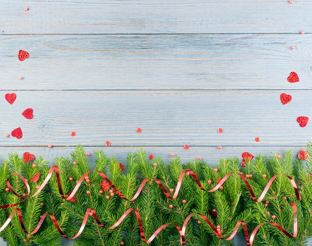 Kerst pijnboomtakken op een houten tafel