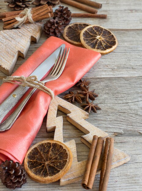 Kerst plaats instelling op een houten tafel