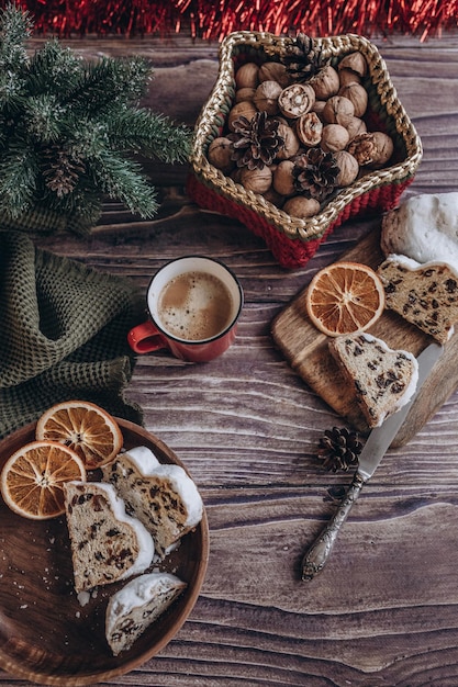 Kerst plat lag cake op een houten tafel