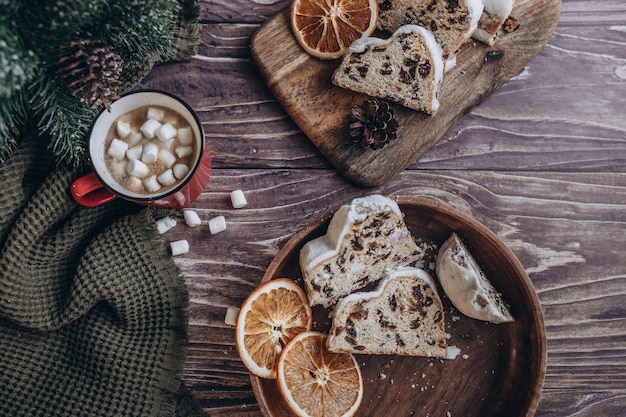 Kerst plat lag cake op een houten tafel