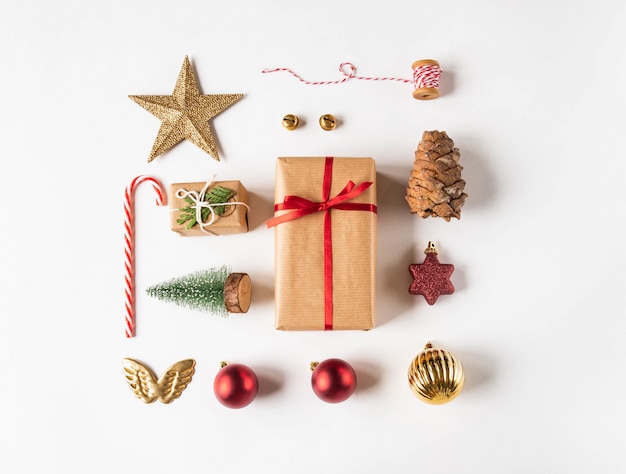 Kerst plat leggen samenstelling van verschillende items in combinatie met Kerstmis. Geschenken, sterren, dennenappel, klokken, karamelriet, kerstballen. Bovenaanzicht