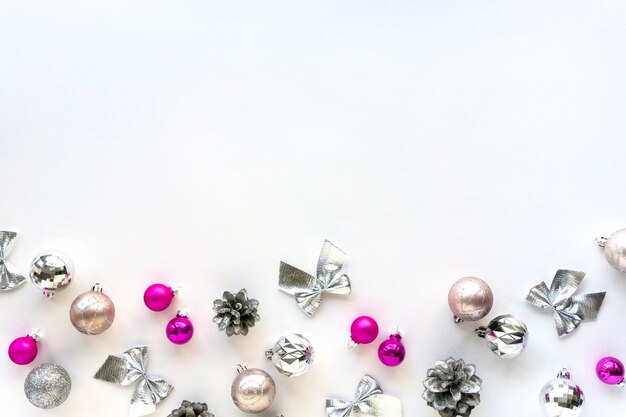 Kerst plat leggen van zilver en roze decoraties