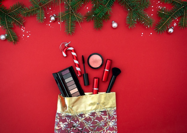 Kerst plat met make-up cosmetische producten in cadeauzakje