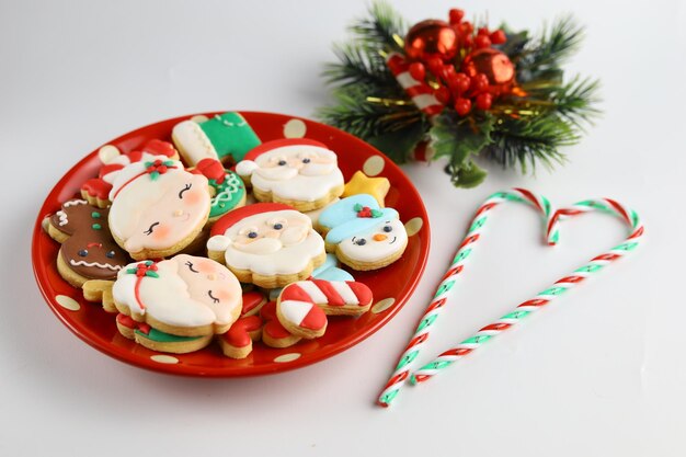 Kerst poedersuiker koekjes met witte achtergrond en ornamenten.