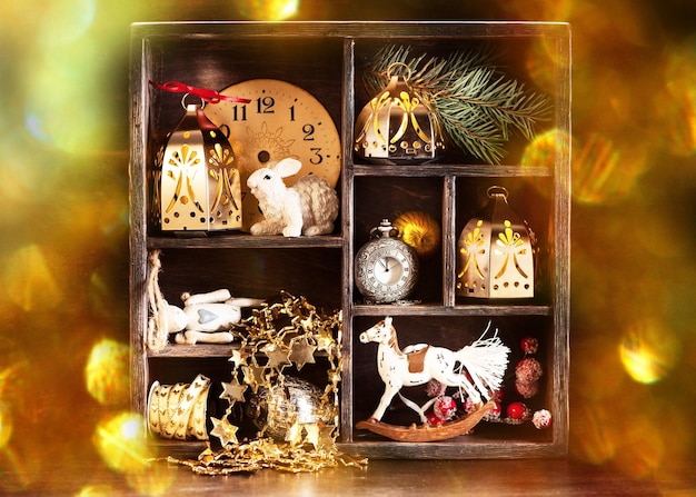 Kerst retro speelgoed en decoraties in een houten kast