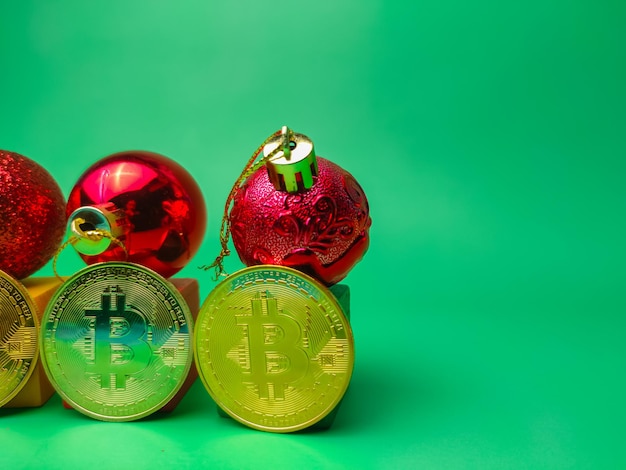 Kerst rode bal en bitcoins op een groene achtergrond met kopie ruimte