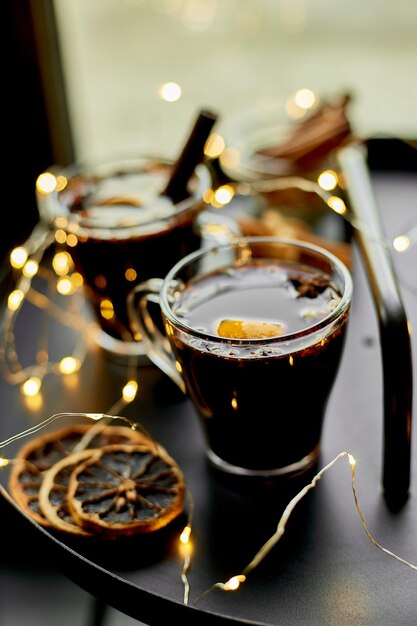 Kerst rode glühwein met kruiden en sinaasappelen