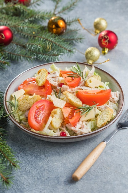 Kerst salade. Kip Cesar salade met croutons, geraspte kaas, tomaat