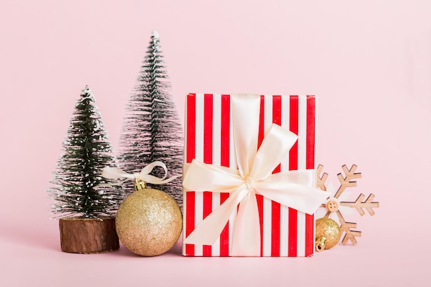 Kerst samenstelling ambachtelijke Gift box kleine boomtakken en ambachtelijke DIY decoraties op witte achtergrond Nieuwjaar concept kerst huisdecoratie plat lag bovenaanzicht kopie ruimte