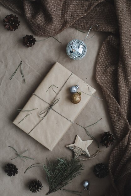 Kerst samenstelling cadeau dennenboom takken ballen op ambachtelijke papier achtergrond kerst winter nieuw jaar...