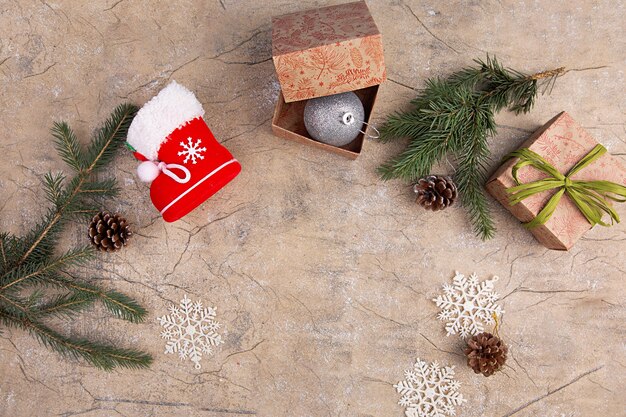 Kerst samenstelling. Geschenken, fir tree takken, decoraties op kraft achtergrond. Kerstmis, winter, nieuwjaarsconcept.