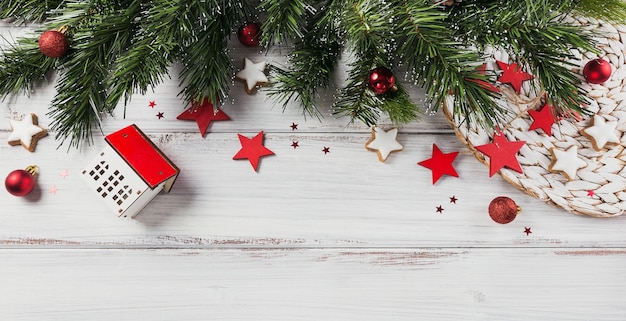 Kerst samenstelling. Geschenken, fir tree takken, rode decoraties op wit houten. Kerstmis, winter, nieuwjaar vakantie concept. Plat leggen, bovenaanzicht, kopie ruimte, lange banner