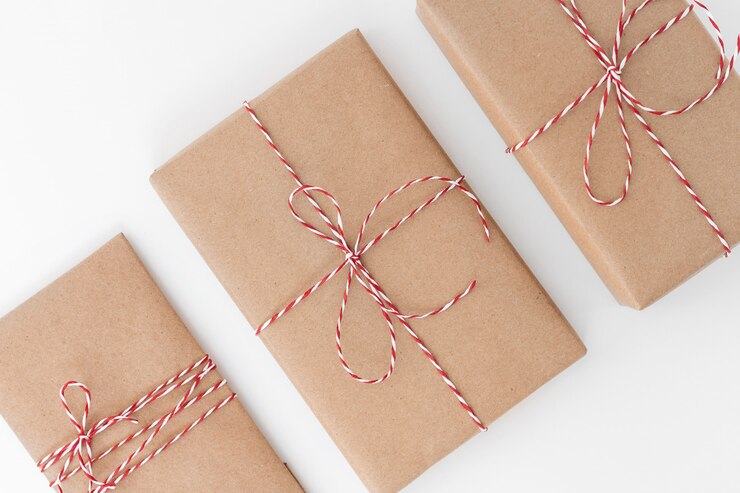 Kerst samenstelling. Giften met rode decoratie op witte achtergrond