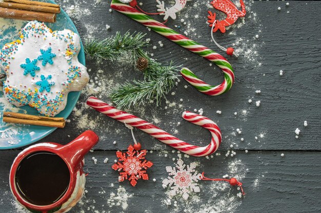 kerst samenstelling peperkoek koffie en boom kerst lolly's bovenaanzicht