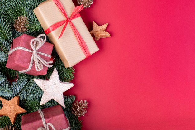 Kerst samenstelling. Rode kerstversiering, spar takken met speelgoed geschenkdozen