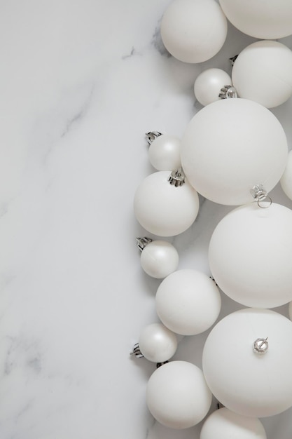 Kerst samenstelling witte feestelijke bal decoraties op een marmeren achtergrond