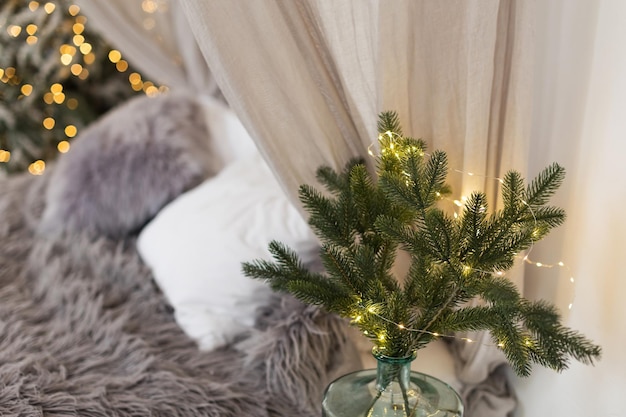 Kerst scandinavische slaapkamer en kerstboom